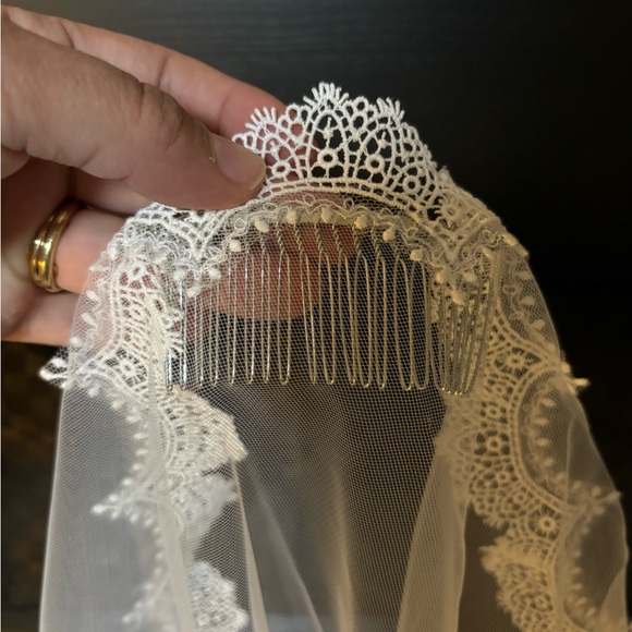 Lace Mantilla Veil - Picture 2 of 3